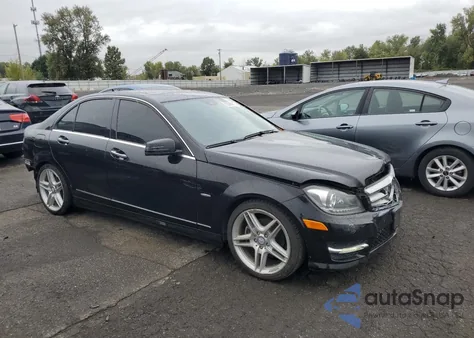 2012 Mercedes-Benz C 250 z USA, uszkodzony, nr VIN WDDGF4HB0CR195890